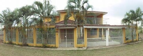 Vendo linda casa de 2 niveles con terraza ubicada en retalhuleu