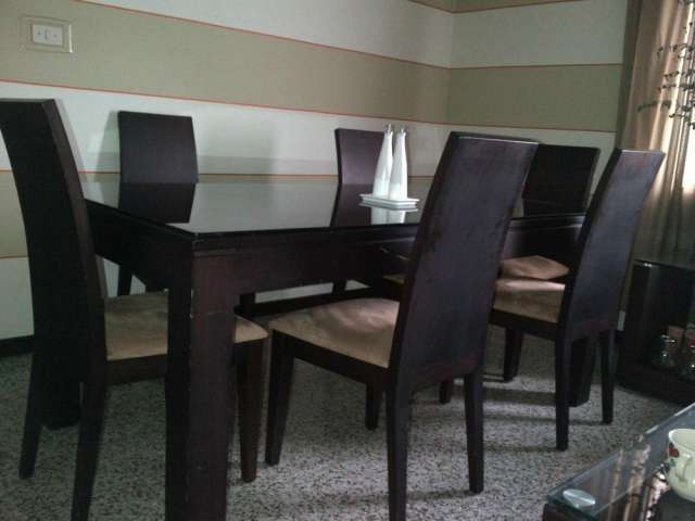 Comedor para 6 personas, de madera, bien cuidado en Guatemala - Muebles