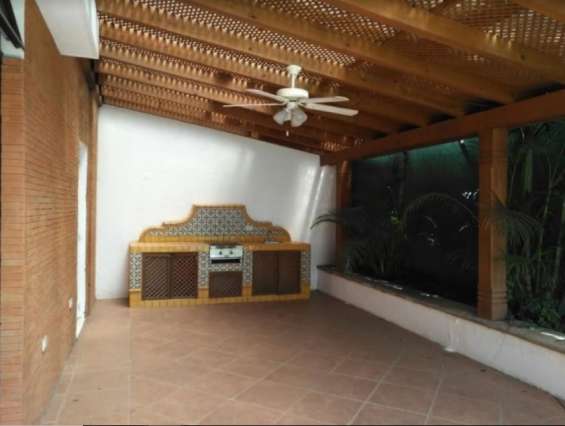 Preciosa casa de 4 habitaciones en la cañada zona 14 en Ciudad de