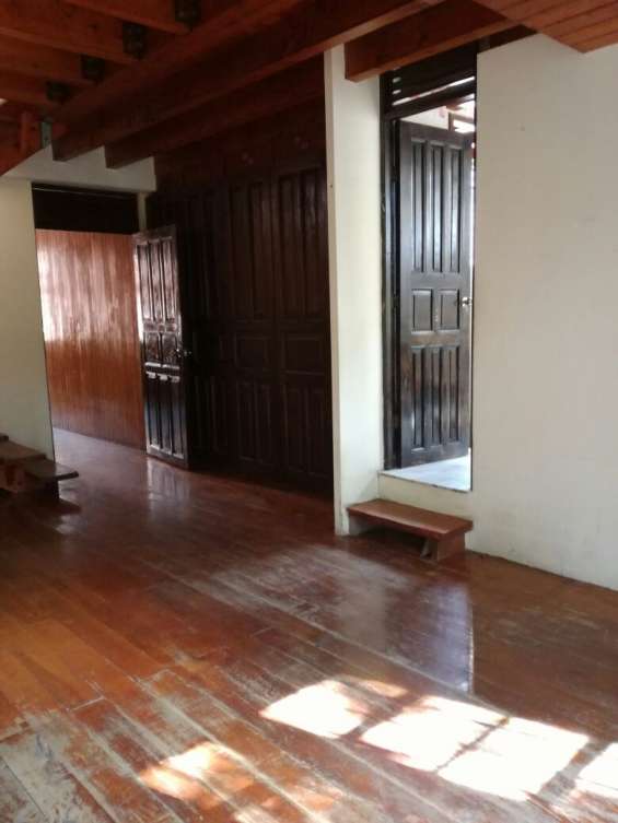 Amplia casa en colonia bran, zona 03 a remozar. 4 habitaciones, dentro