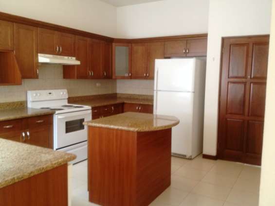 Alquilo casa 4 dormitorios, 400m2, diagonal 6, zona 10 en Ciudad de