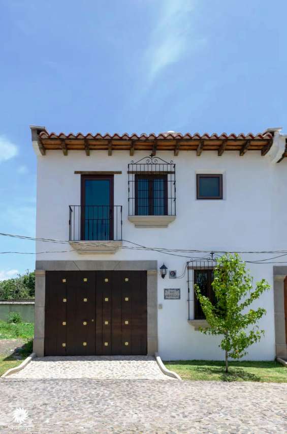 Vendo exclusiva casa, 3 dormitorios, antigua guatemala, santa delfina